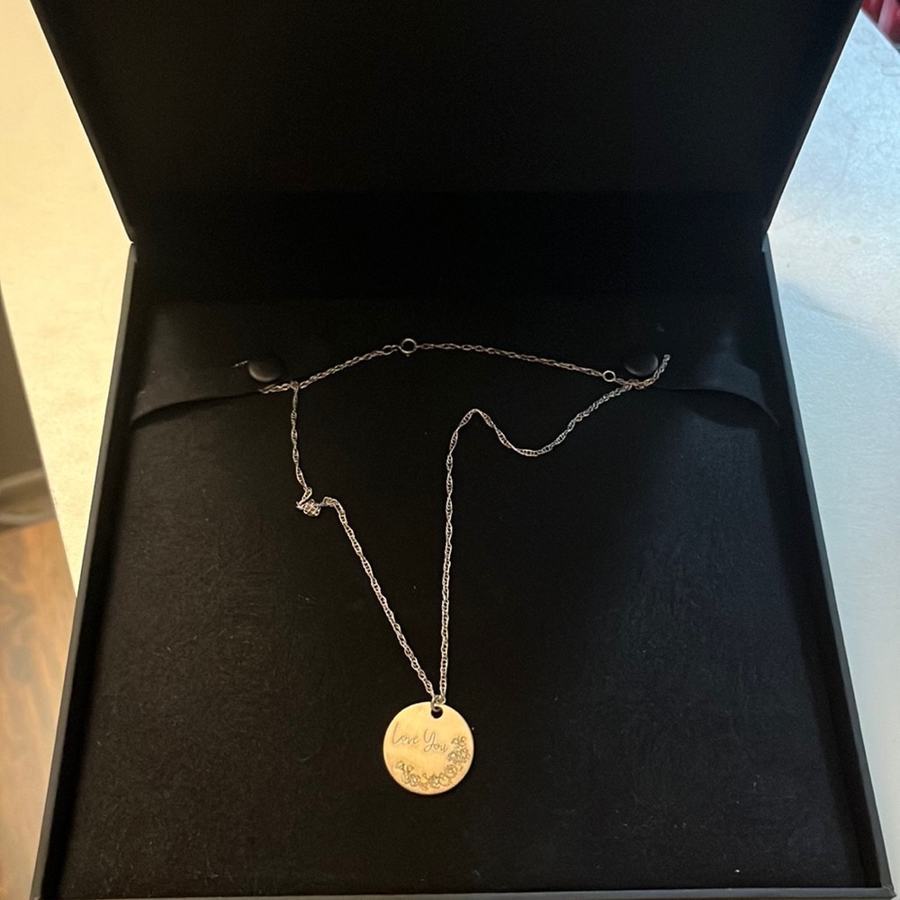 “Love you” daisy pendant necklace. Silver.